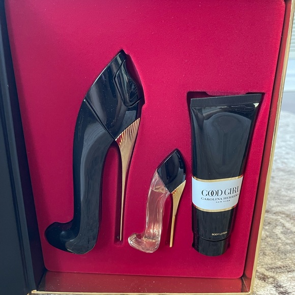 Carolina Herrera Good Girl Eau De Parfum Gift Set (SOLD) - Picture 3 of 4